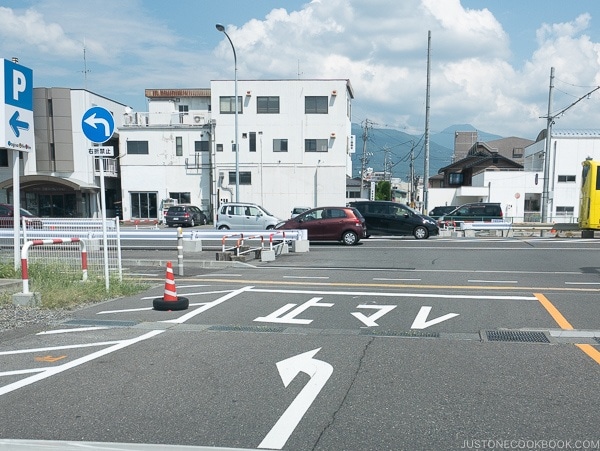 street marking to stop and stop line - Guide to Driving in Japan | www.justonecookbook.com