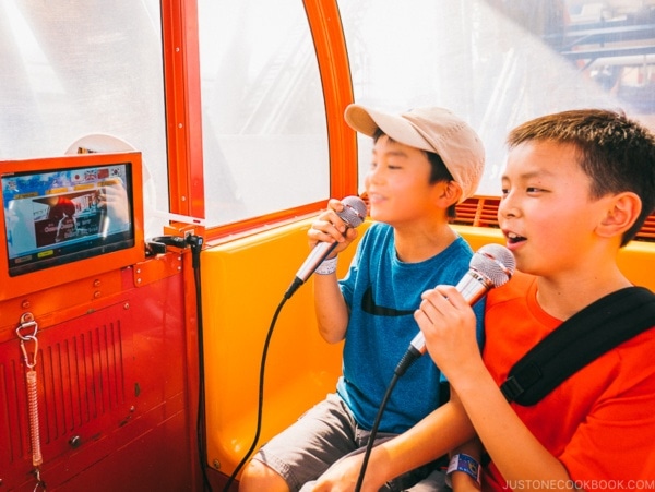 children singing in ferris wheel - Tokyo Dome City | www.justonecookbook.com