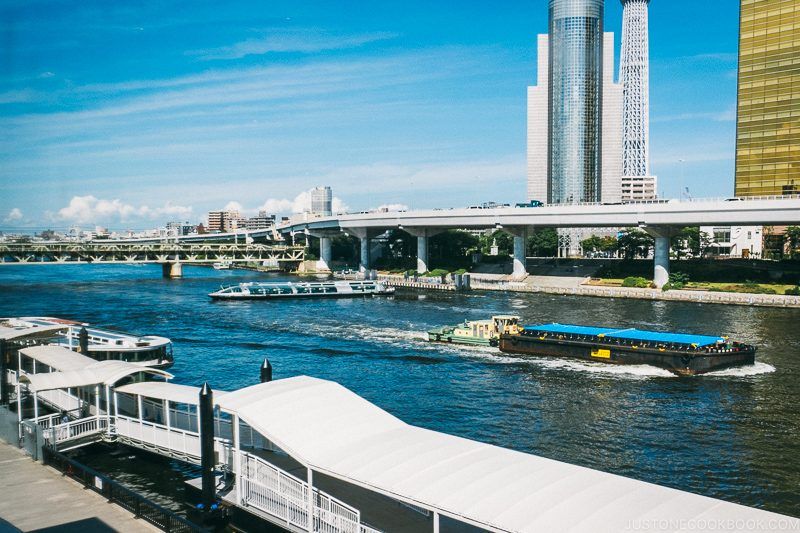 view of Tokyo Cruise turning in Sumida River - Tokyo Cruise | www.justonecookbook.com