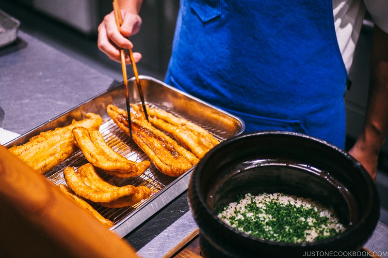 chef preparing eel rice - Restaurant Den Tokyo | www.justonecookbook.com