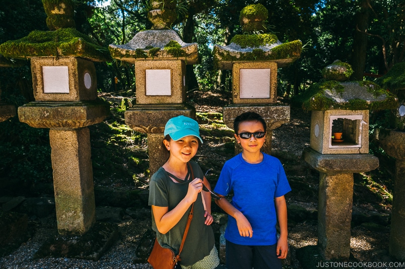 children next to lanterns | Nara Guide: Kasuga-taisha | www.justonecookbook.com