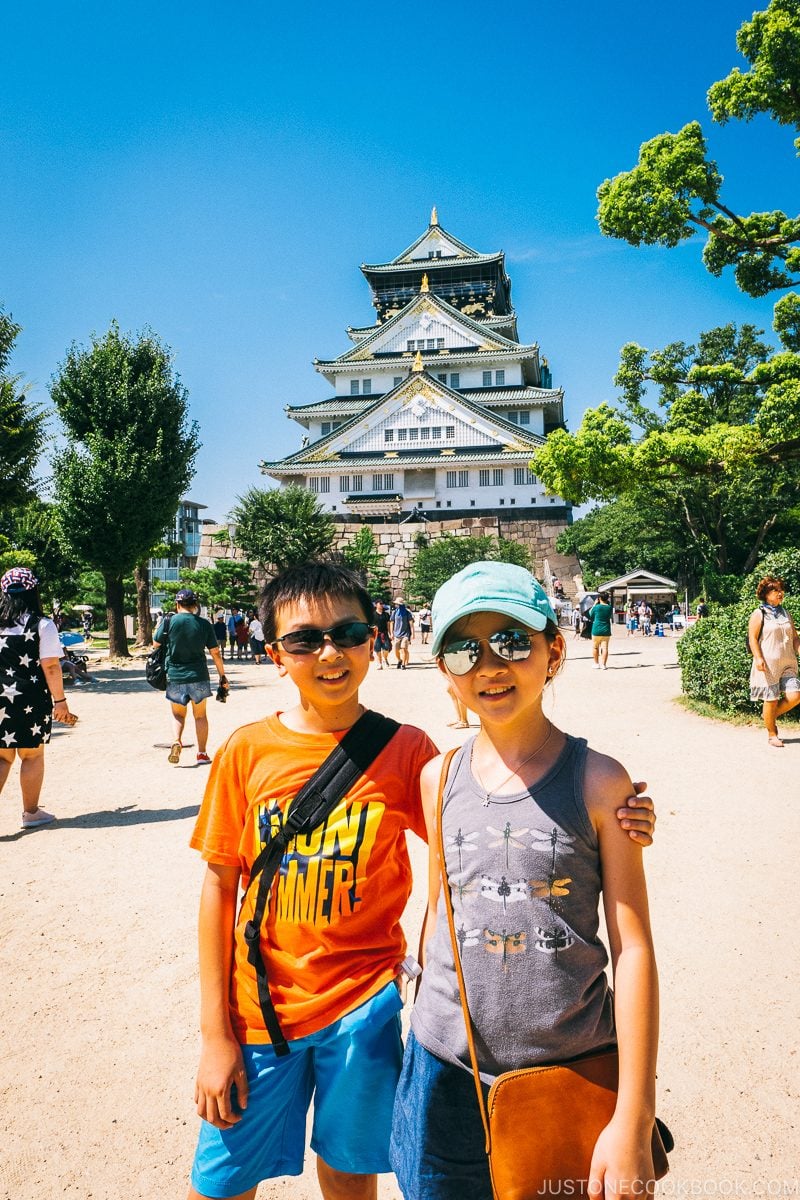 children in front of Osaka Castle - Osaka Guide: Osaka Castle| www.justonecookbook.com