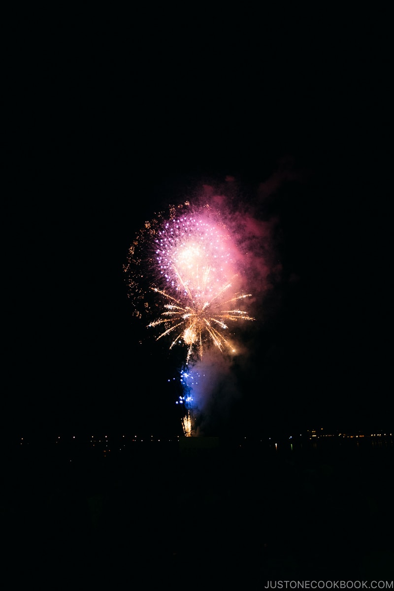 fireworks at Lake Kawaguchi Fireworks Festival - Japan's Fireworks - Hanabi | www.justonecookbook.com