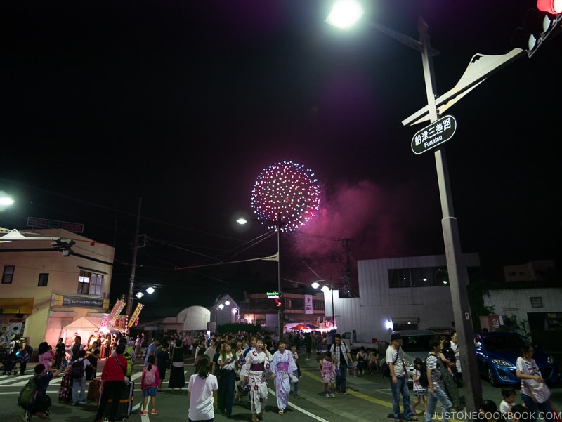 fireworks at Lake Kawaguchi Fireworks Festival - Japan's Fireworks - Hanabi | www.justonecookbook.com