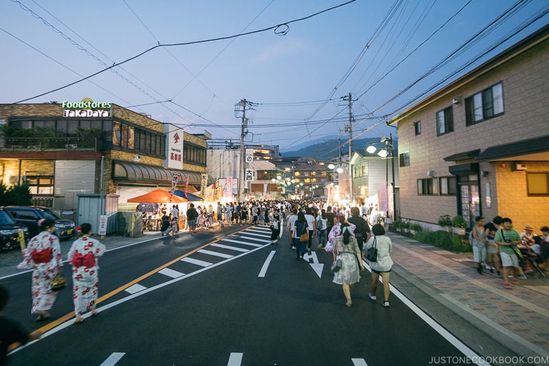 crowd walking towards Lake Kawaguchi Fireworks Festival - Japan's Fireworks - Hanabi | www.justonecookbook.com
