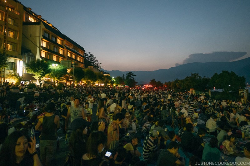 crowd waiting for Lake Kawaguchi Fireworks Festival - Japan's Fireworks - Hanabi | www.justonecookbook.com