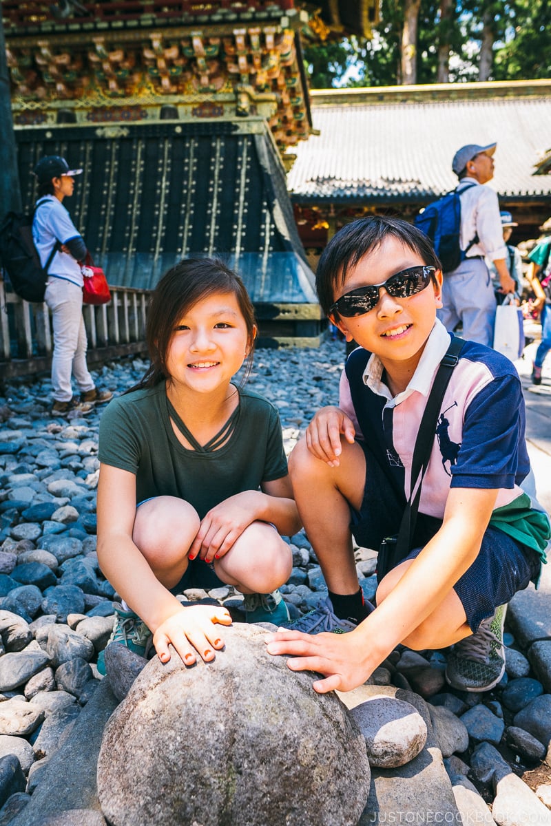 children in front of turtle shaped rock - Nikko Travel Guide : Nikko Toshogu Shrine | www.justonecookbook.com