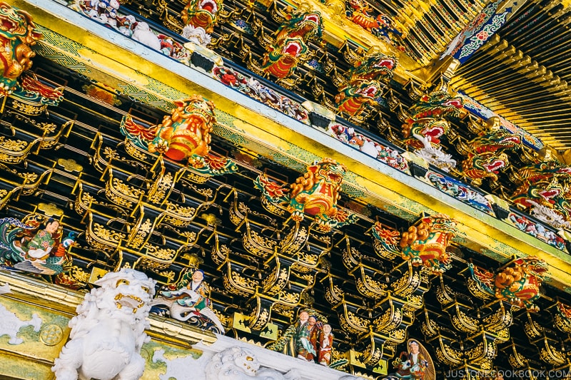 detailed look at carvings on Yomeimon Gate - Nikko Travel Guide : Nikko Toshogu Shrine | www.justonecookbook.com