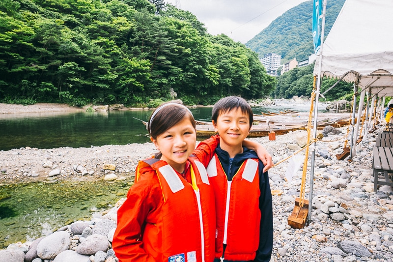children at Kinugawa River boat ride - Nikko Travel Guide : Kinugawa Onsen | www.justonecookbook.com