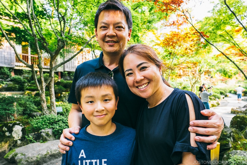 family at the garden at Hotel Kaneyamaen - Things to do around Lake Kawaguchi | www.justonecookbook.com 