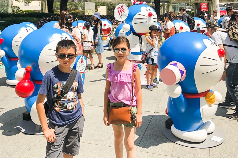 children with Doraemon statue at Roppongi Hills - Fujiko F Fujio Museum | www.justonecookbook.com 