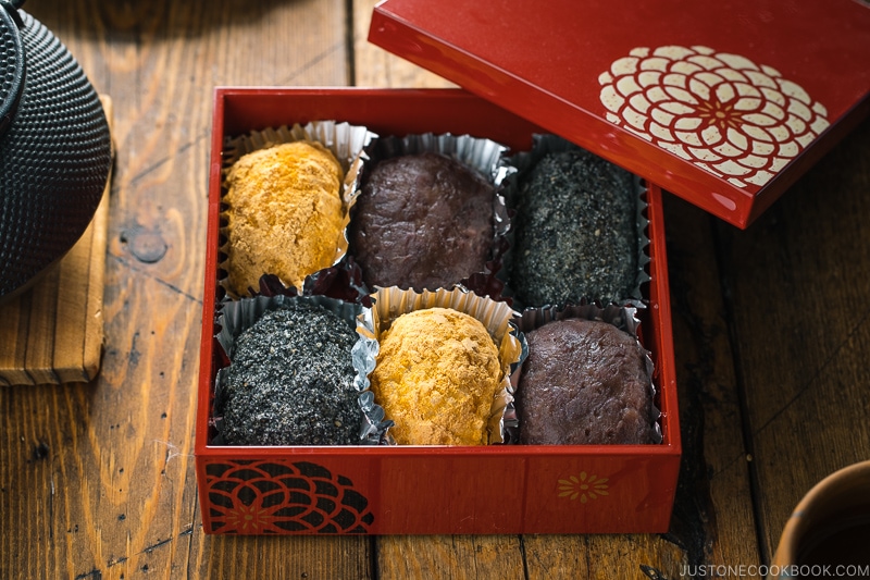 A lacquer box containing Ohagi (Botamochi).