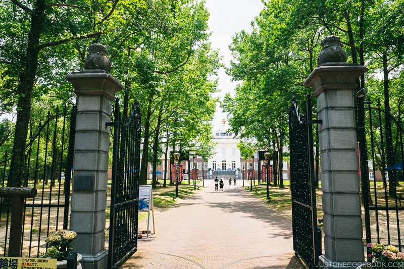 gate to Palace Huis Ten Bosch with trees
