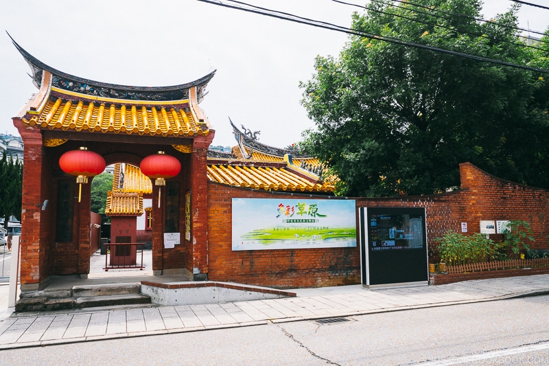 red entrance gate to Nagasaki Koshibyo Confucius Shrine and Historical Museum of China