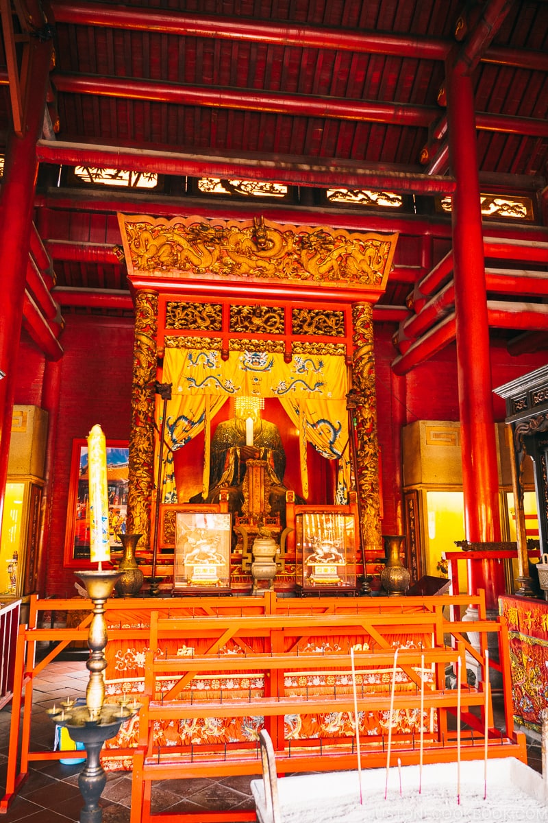 statue of Confucius on altar