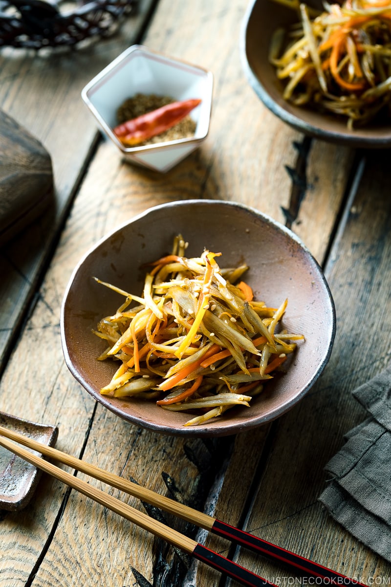 A bizenware containing kinpira gobo, a classic Japanese side dish.