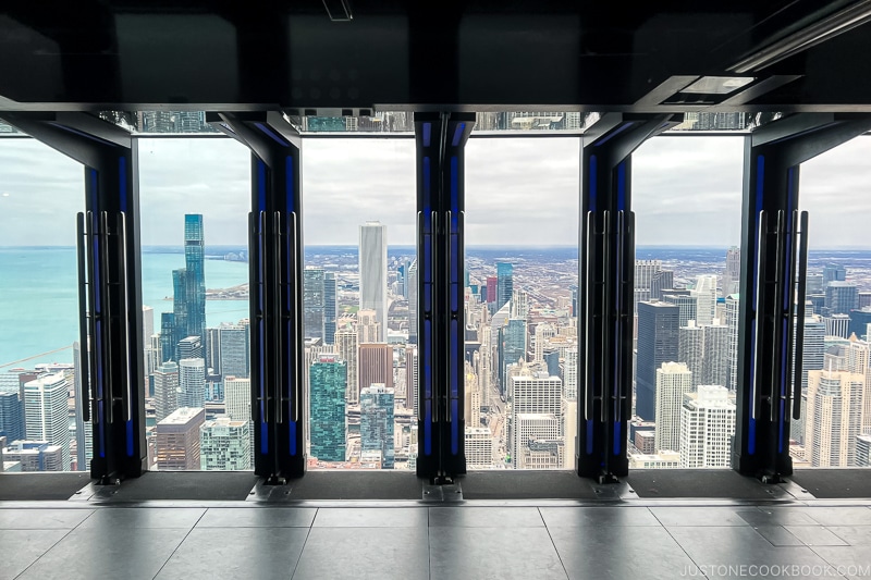 360 CHICAGO and view of Chicago skyline
