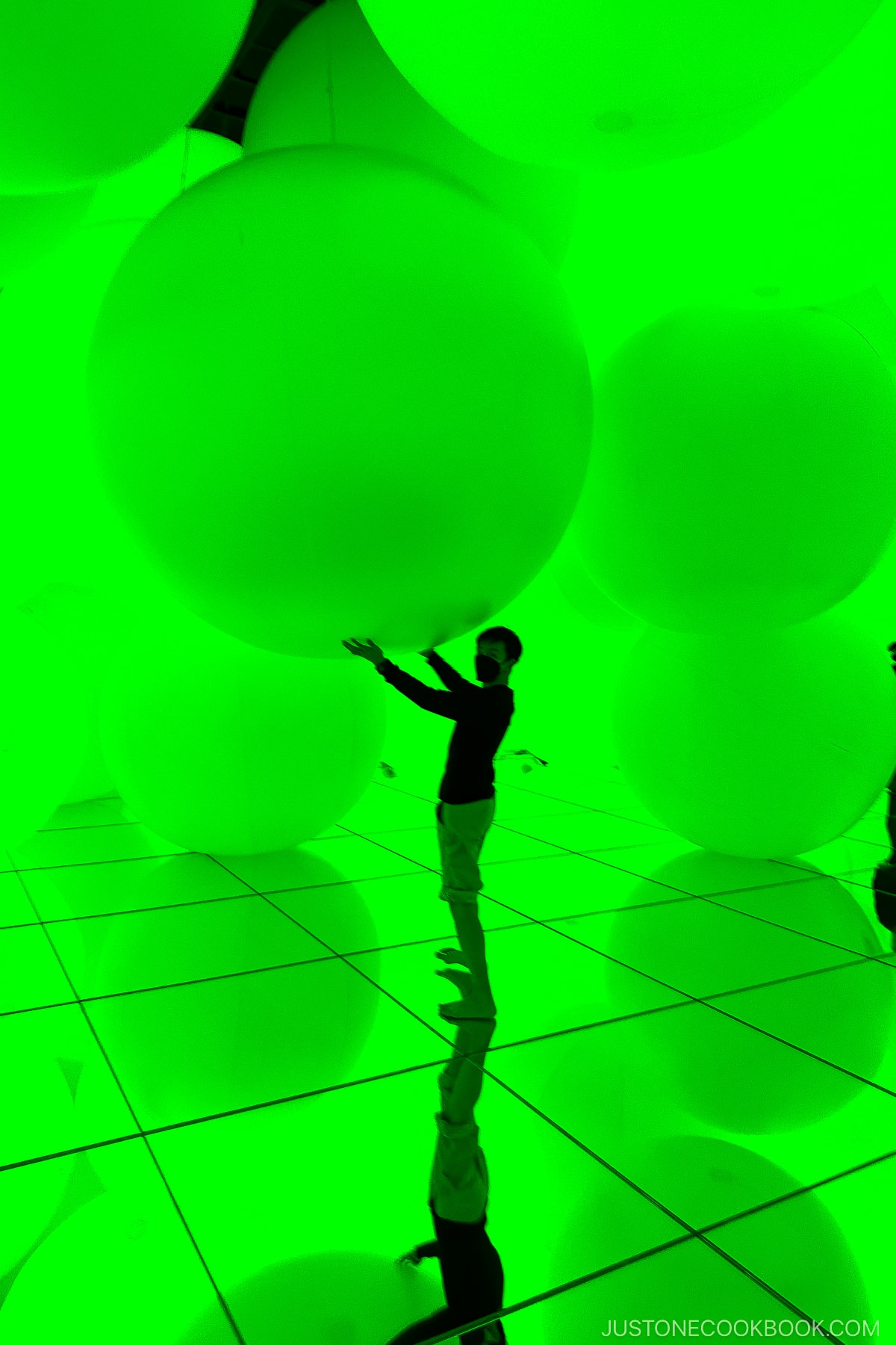 Expanding Three-Dimensional Existence in Transforming Space - Flattening 3 Colors and 9 Blurred Colors, Free Floating