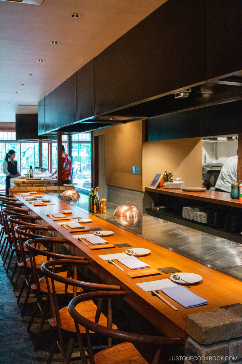 chairs next to teppanyaki grill