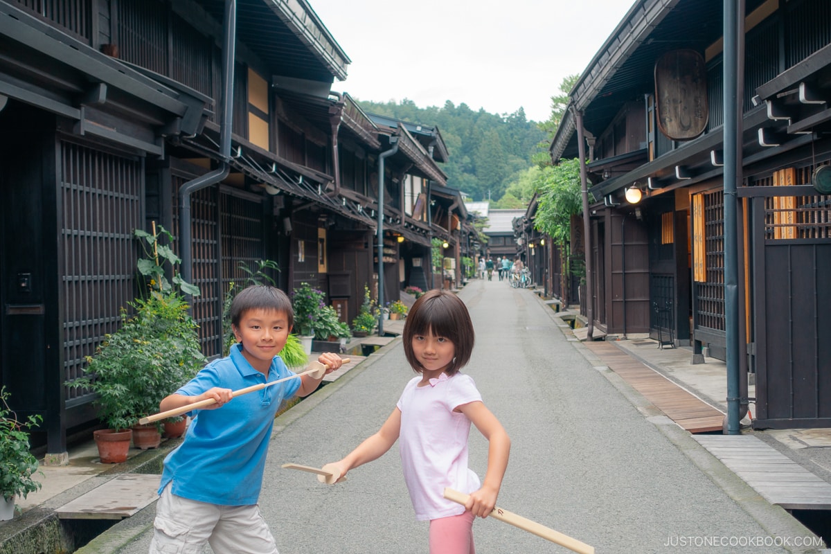 Play sword fighting in Takayama Sanmachi/Kamisannomachi