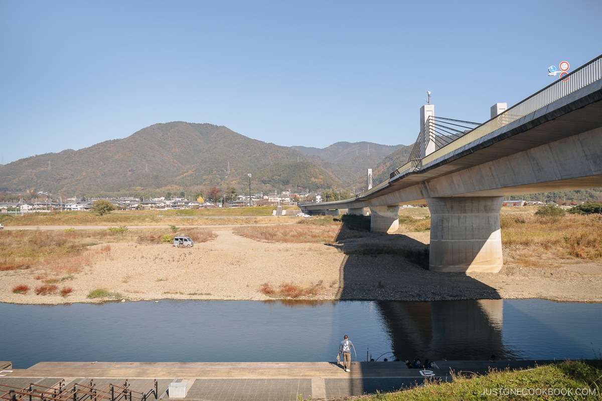 Boat boarding area with a bridge and mountains in the background