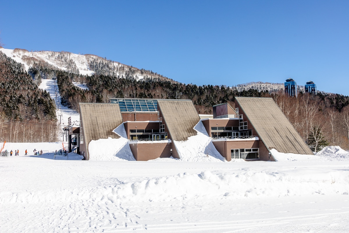 Ski lift station