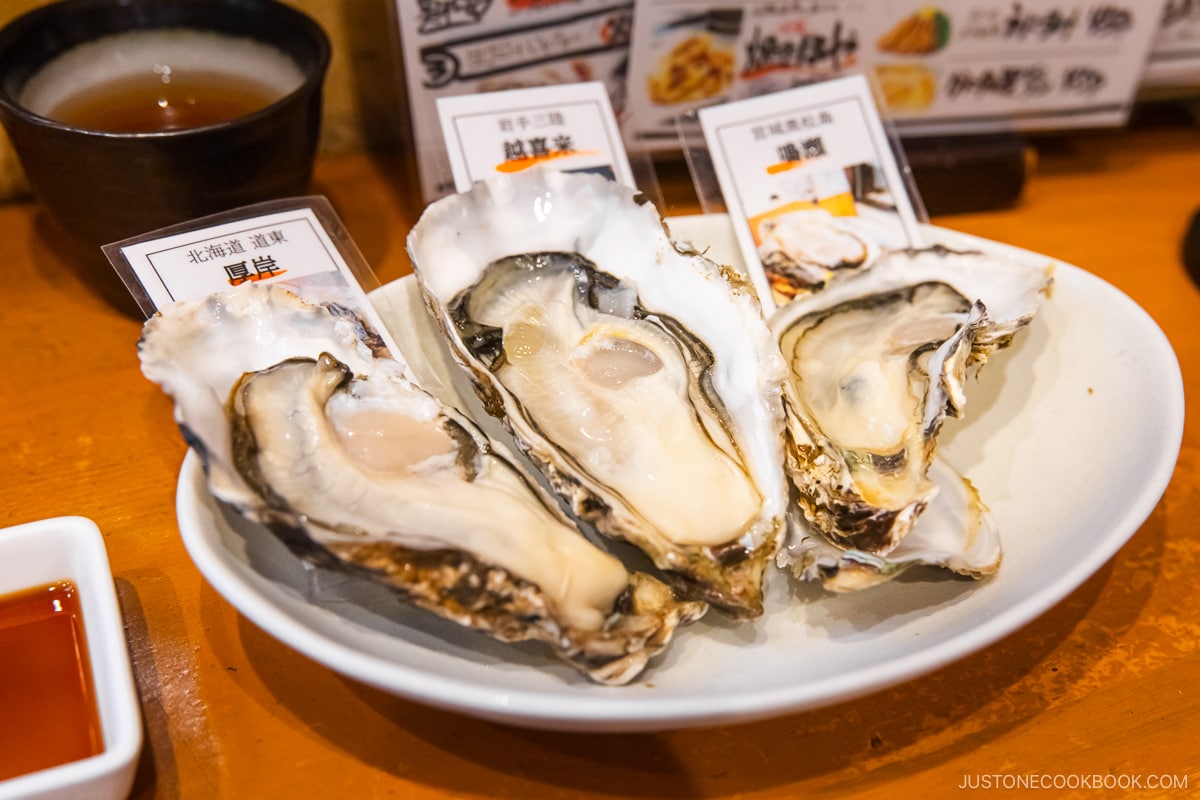 Plate of three oysters