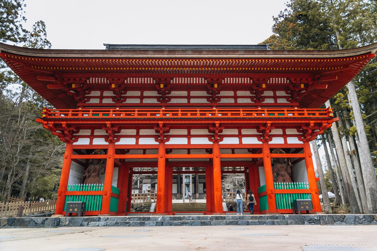 Temple sanmon gate