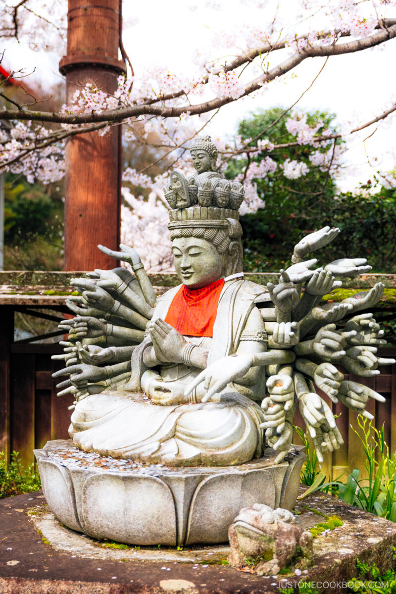 Sitting Buddha statue with lots of arms
