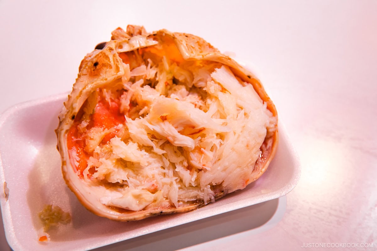 Cooked snow crab