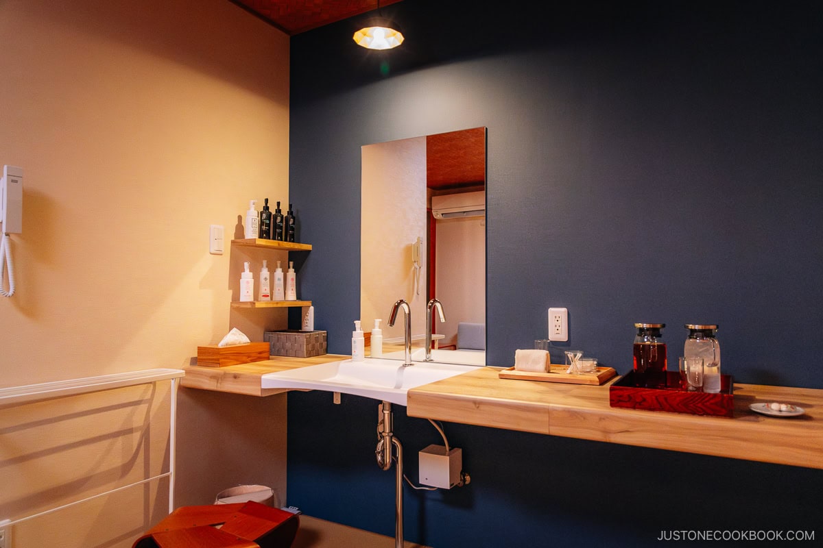 Private onsen sink and amenities