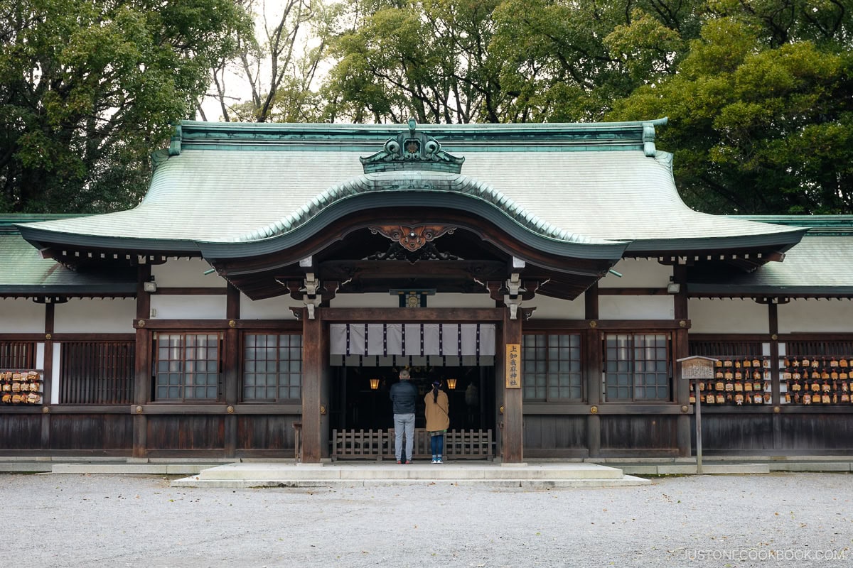 two person praying in front of Kamichikama Shrine