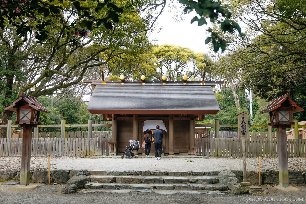 two person praying in front of Hakkengu shrine