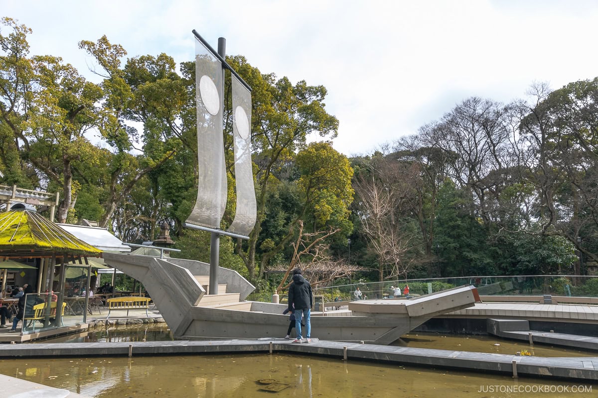 boat shaped walkway