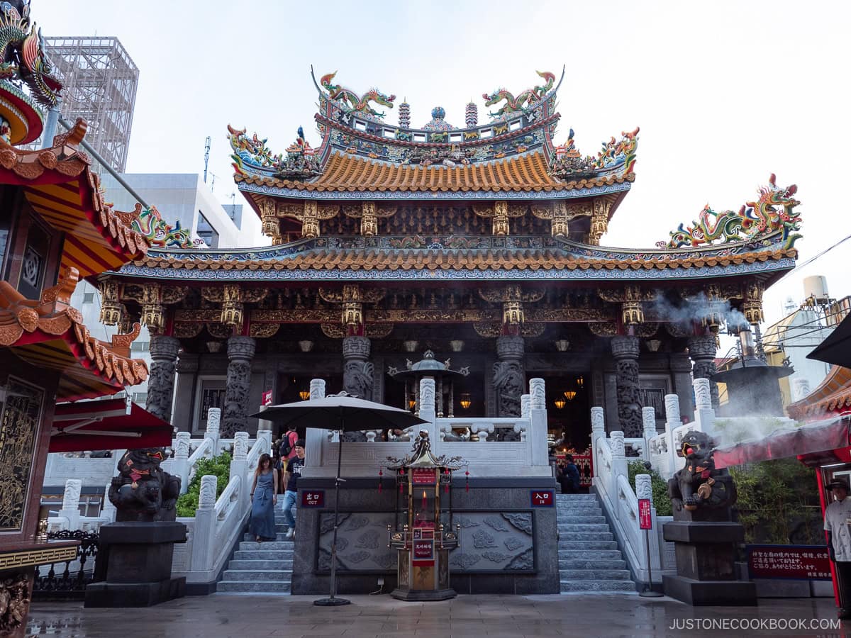 main temple building at Yokohama Kuan Ti Miao