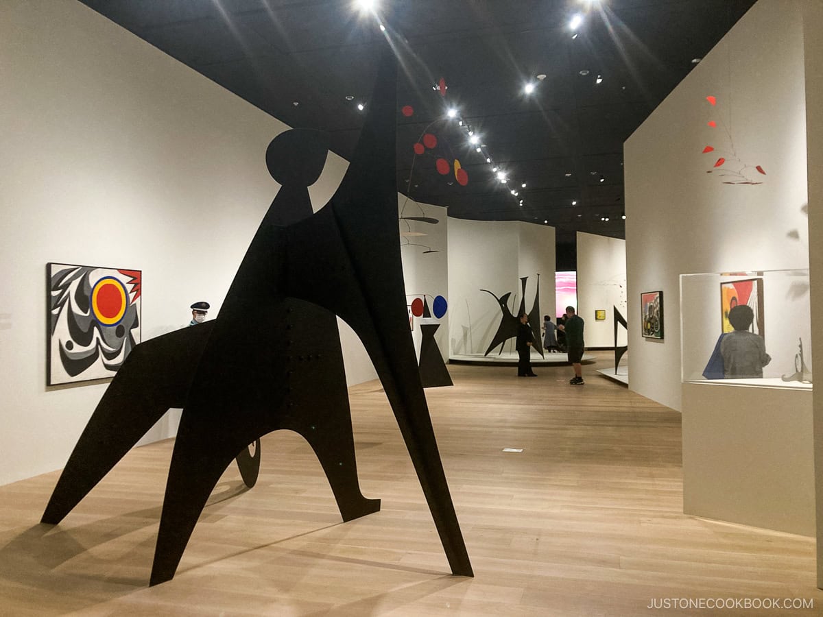 Art gallery sculpture