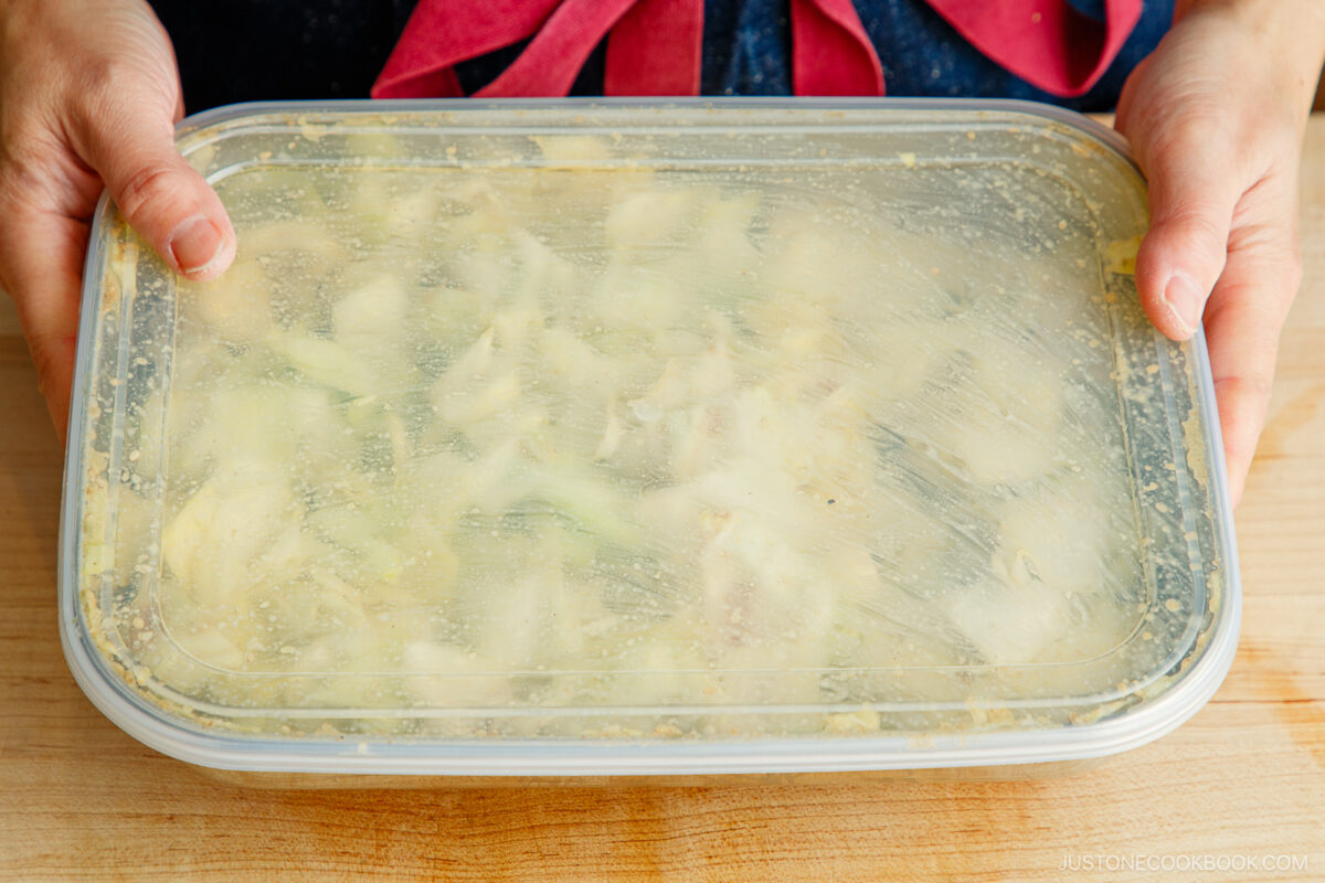 Cover with the lid and shake well.