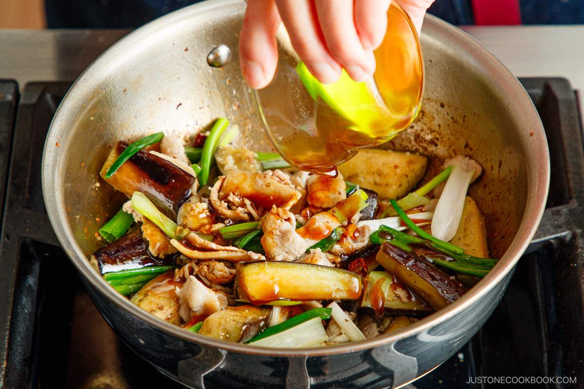 Add the seasoning to the ingredients.