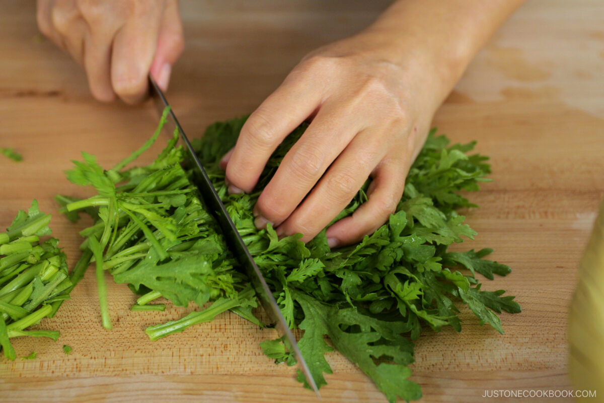Cut the shungiku.